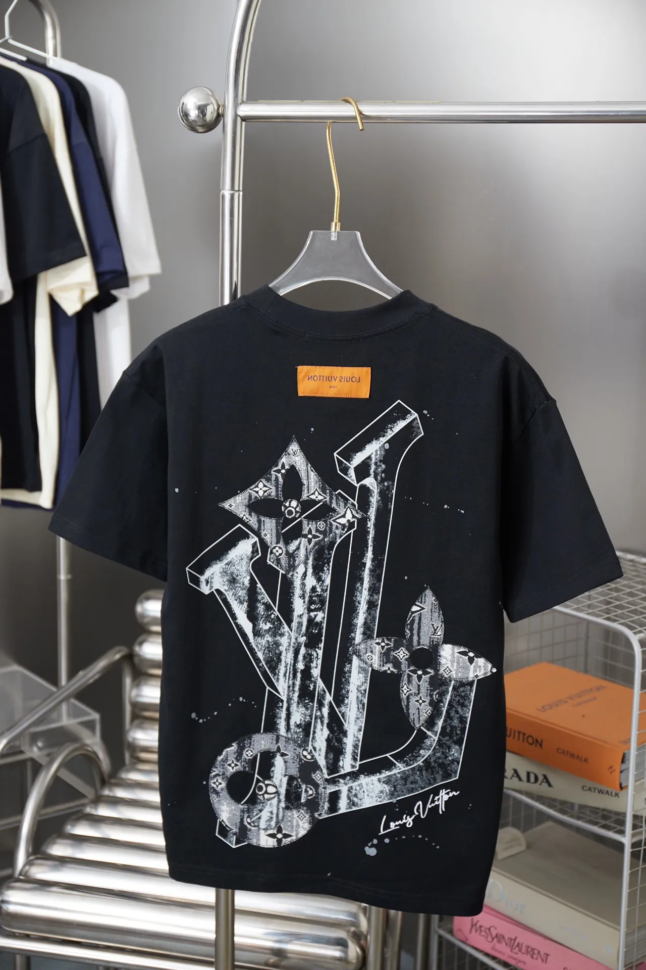 🅿️190 1V 25SS early spring new style patch embroidered letters graffiti short sleeves light luxury essential item for daily commuting for men and women correct version welcome to compare detailed features · 320g 100% pure cotton double yarn jersey fabric · Custom dyed in the same vat, special thickened 32 pieces double-strand 1X1 thread · Imported Tajima machine patch embroidery classic LV petal icon pattern. Graffiti hand-painted LV letter printing · Double-needle sewing and cross-seam technology · Original main mark, washed tag, brand moisture-proof paper packaging Color: black/white Size: S/M/L/XL